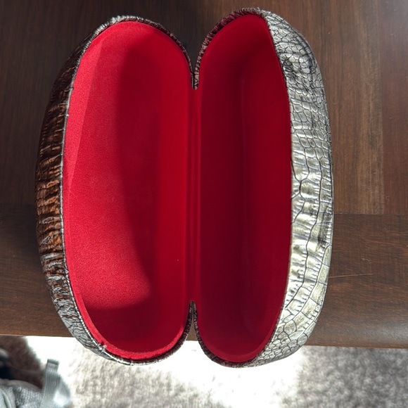 Coach sunglasses. Progressive lenses. No scratches or damage. Oxblood color. - Picture 8 of 8